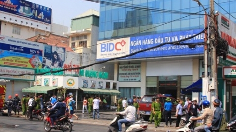 TP.HCM: Cháy tầng hầm ngân hàng BIDC, nhân viên hoảng loạn tháo chạy